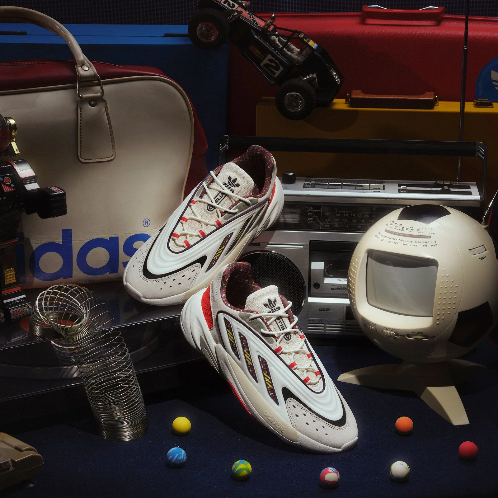 adidas Originals Unisex Ozelia Trainers - White / Vivid Red - Image 8