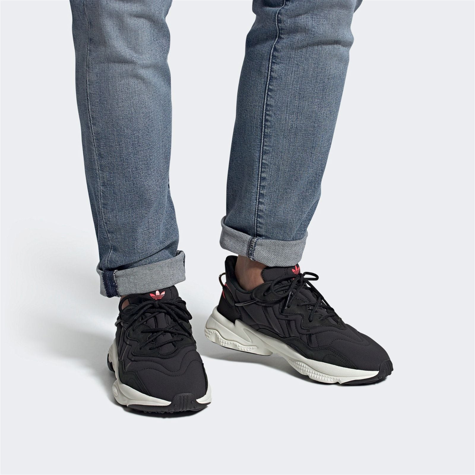 adidas Originals Unisex Ozweego Shoes - Core Black/Signal Pink - Image 4