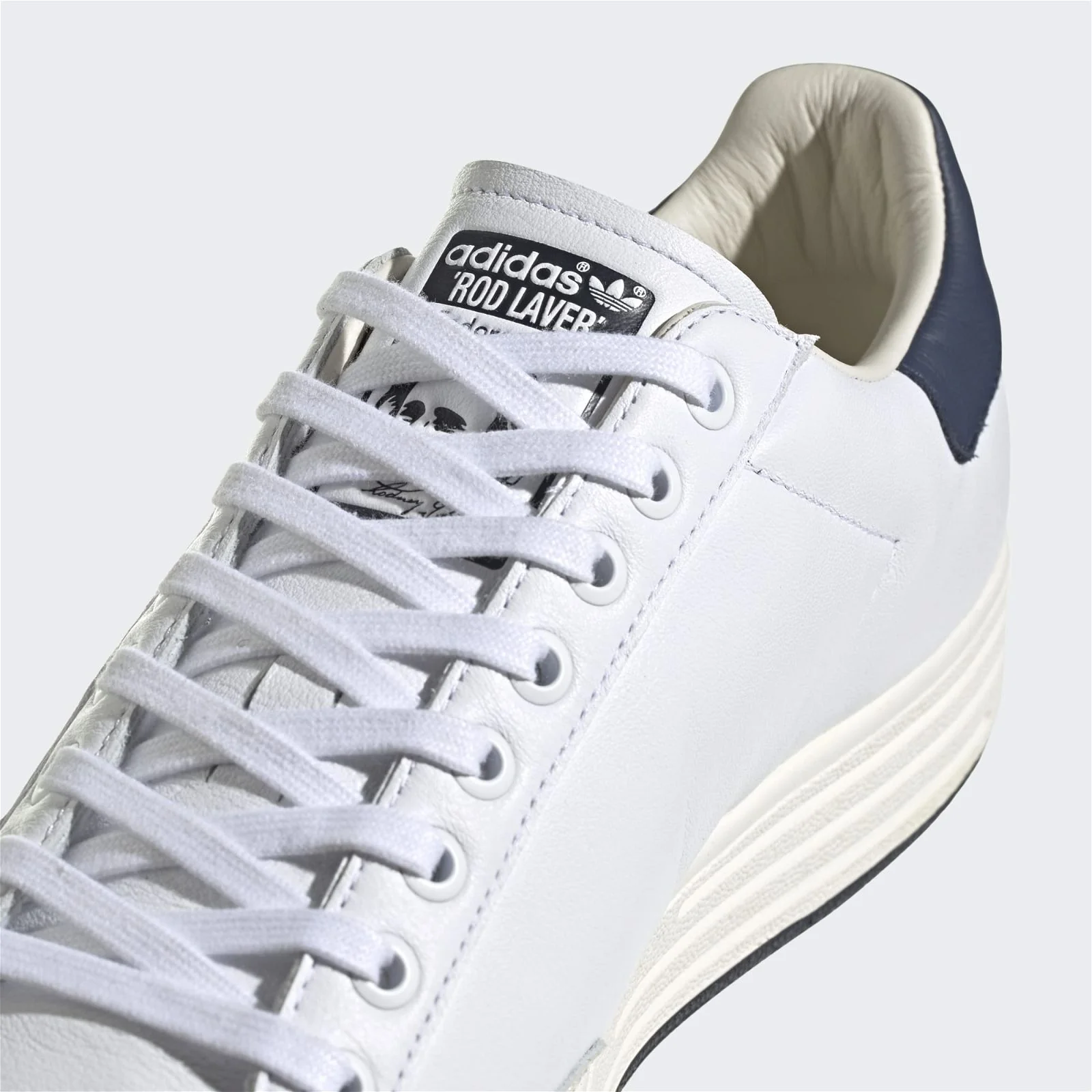 adidas Originals Unisex Rod Laver Shoes - White / Navy - Image 5